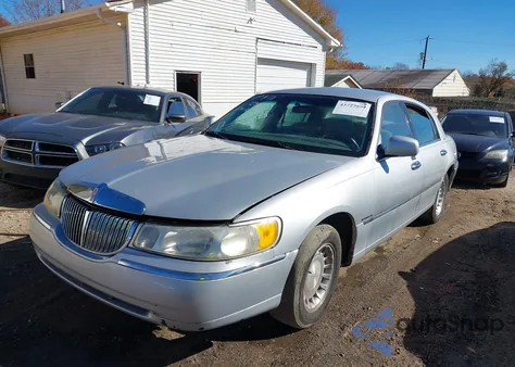2000 Lincoln Town Car Executive z USA, uszkodzony, nr VIN 1LNHM81W2YY864825